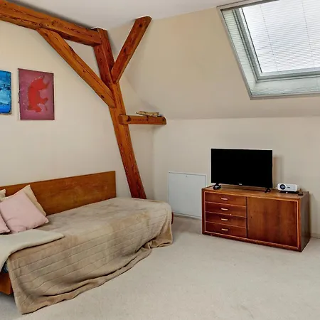 Vierseitenhof Mit Pool 지사르