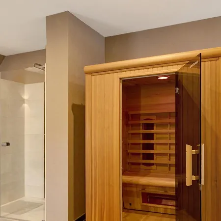 Vierseitenhof Mit Pool * 지사르