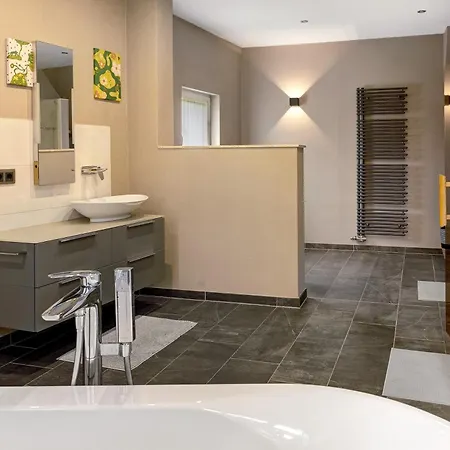 Vierseitenhof Mit Pool 지사르